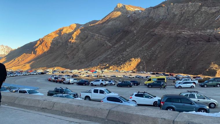 Largas filas de autos marcaron el regreso a Mendoza. Foto: MDZ