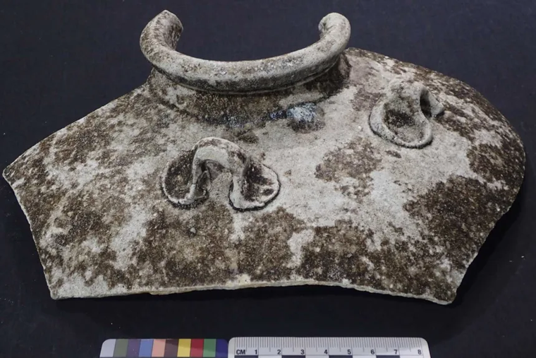 Fragmento cerámico hallado en el sitio del descubrimiento submarino, parte del cargamento que viajaba hacia la antigua Temasek. Fragmento cerámico hallado en el sitio del descubrimiento submarino, parte del cargamento que viajaba hacia la antigua Temasek.