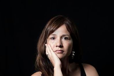 MDZol | Atenta Laura analiza cada detalle del expediente para extraer posibles patrones de comportamiento. Foto: Juan Pablo Barrientos.