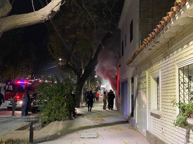 Ansiedad Los vecinos se acercaron para ver qué ocurría. Foto: Pablo Icardi.