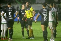 El árbitro Silvio Trucco lo paró a los 23 minutos del segundo tiempo cuando la pelota ya no rodaba. Foto: FotoBaires