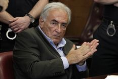 ex amante de strauss-kahn lo trata de cerdo sin moral