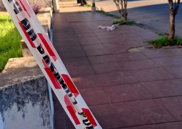 El delincuente abatido por un policía murió en el lugar donde intentaba con un cómplice asaltar a un repartidor.