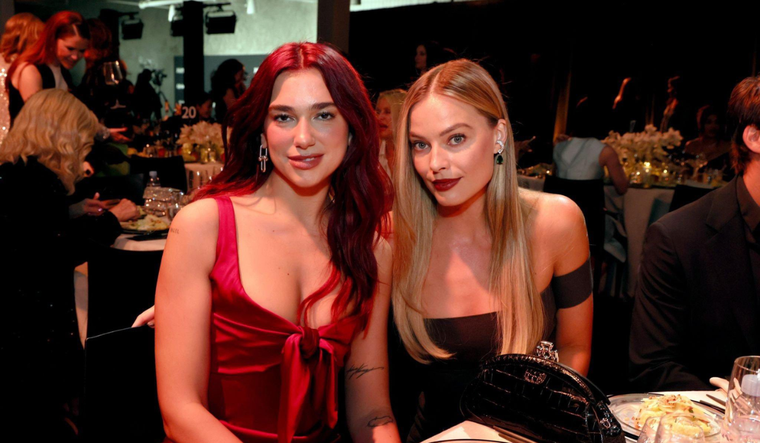 Margot Robbie pudo confesarle su amor a Dua Lipa gracias a que alguien la ayudó.
