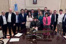 Gran parte del Gabinete sonríe luego de una reunión con Milei en Casa Rosada. Foto: X Oficina del Presidente