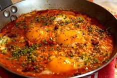 para un rico brunch: prepara unos huevos con tomates ¡en 2 simples pasos!