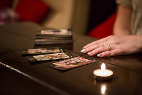 El horóscopo gitano advierte que algunos signos atraen envidias con facilidad. El horóscopo gitano advierte que algunos signos atraen envidias con facilidad.