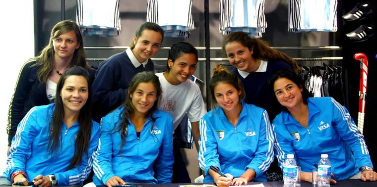 Recién salidas del colegio, las chicas quisieron una foto con las Leonas. Foto: Gentileza Eduardo Solodki