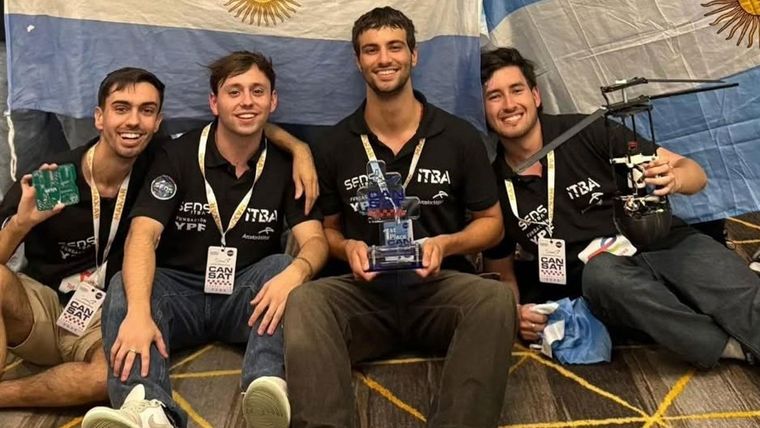 Agustín Martínez Haarth, segundo de izquierda a derecha.&nbsp;