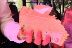 El importante fajo de dinero con el que turistas brasileños pagaron su almuerzo en un restaurante argentino Foto: Instagram Gutavo Grobocopatel