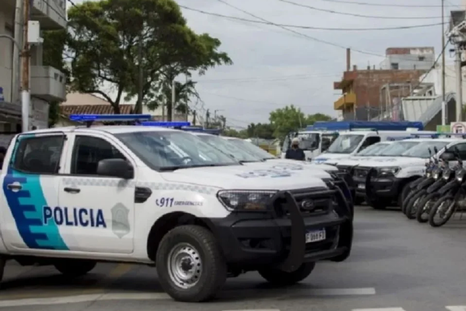 Las cámaras de la zona lograron registrar cuando el delincuente se cambiaba la ropa y descartaba el arma Foto: NA