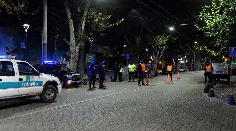 La Policía labró las multas a los asistentes del torneo Foto: ALF PONCE MERCADO / MDZ