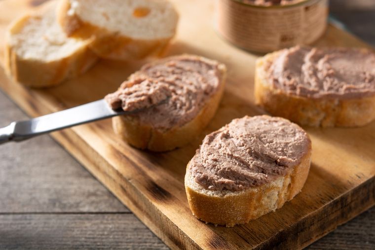 El paté de hígado de pollo es una receta más suave y accesible del clásico foie gras francés. El paté de hígado de pollo es una receta más suave y accesible del clásico foie gras francés.