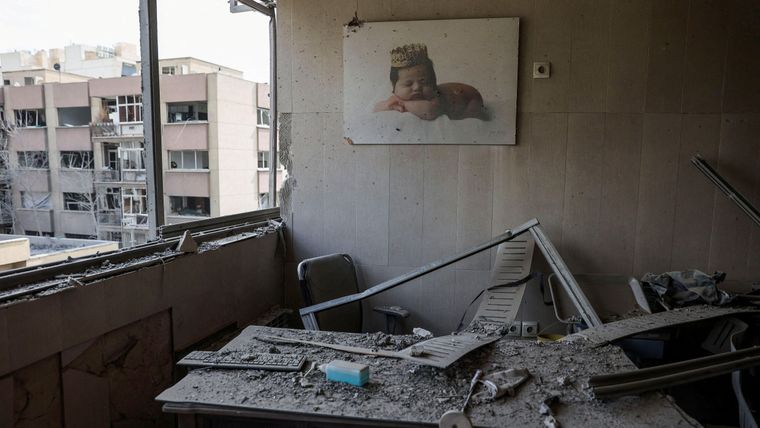 Las secuelas de un ataque israelí y estadounidense contra el Hospital Gandhi, en Teherán.