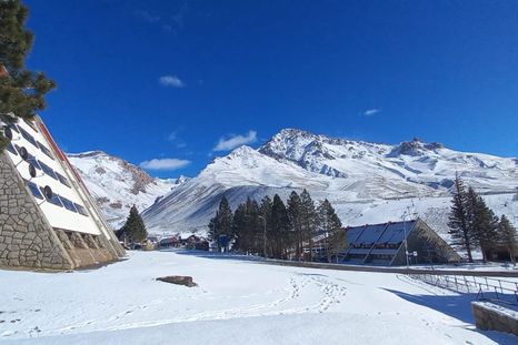 El centro de esquí aún no ha podido dar inicio a su temporada este año por la falta de nieve. Foto: Agustín Silva