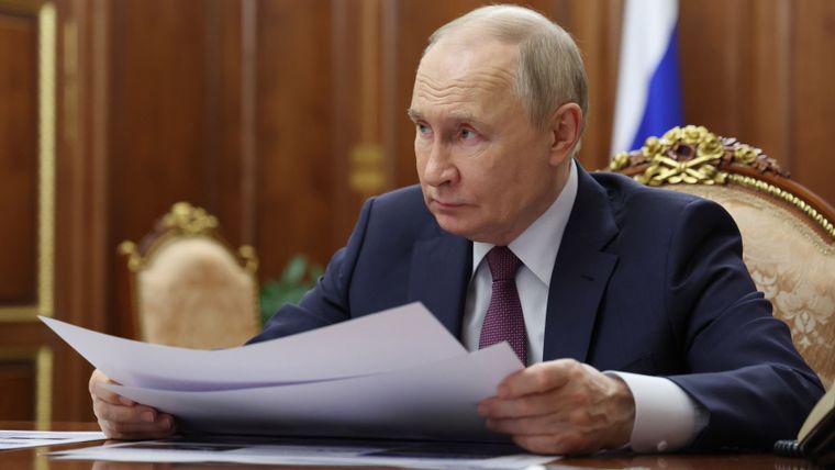 Vladimir Putin, presidente de Rusia, analiza cómo responder a Bélgica. Foto Efe