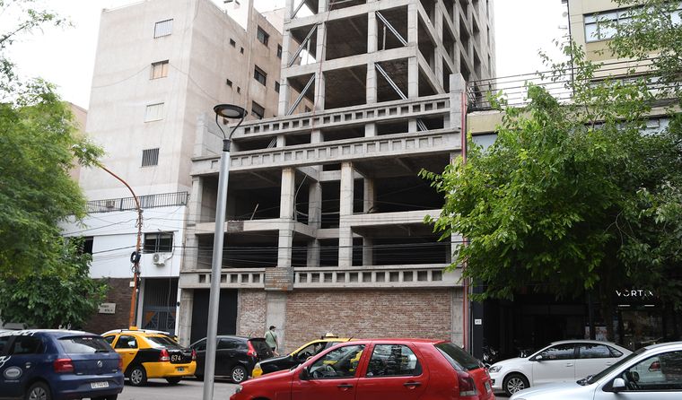 Vecinos aseguran que la construcción se frenó por fallas estructurales y que, con los años, el edificio pasó a ser parte del día a día.