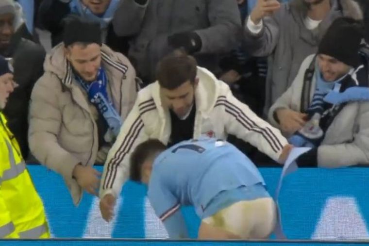 Julián Álvarez y un lindo gesto con un hincha de River.