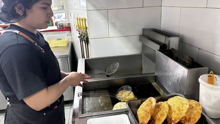 Visitamos el local de Los Roldán, y fuimos testigos de cómo se hacen estas deliciosas empanadas. Visitamos el local de Los Roldán, y fuimos testigos de cómo se hacen estas deliciosas empanadas.
