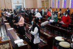Misa en la catedral basílica de la Sagrada Familia de Nairobi, Kenia, el 19 de julio de 2020. Foto: Reuters