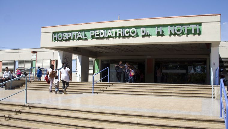 El episodio ocurrió cuando un grupo de adolescentes se lanzó a cruzar la vía.