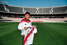 El bombazo es oficial: la primera foto de Thiago Almada con la camiseta de River en el Monumental. El bombazo es oficial: la primera foto de Thiago Almada con la camiseta de River en el Monumental.