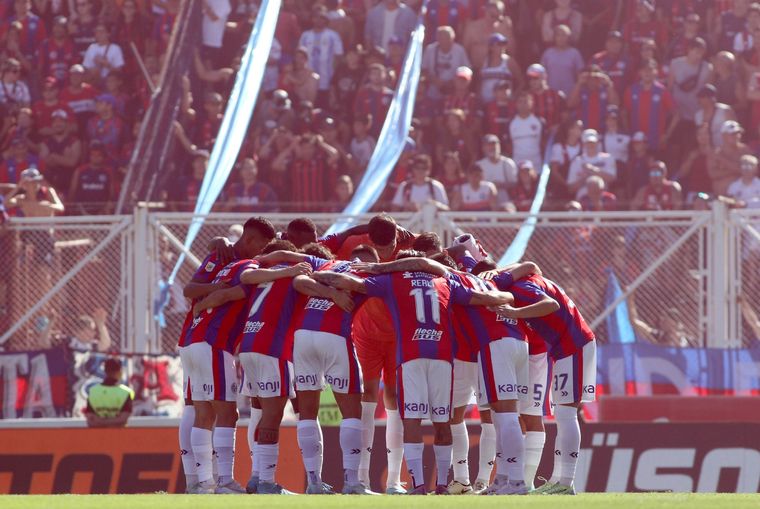 Los jugadores de San Lorenzo y una tajante medida. Foto: Fotobaires