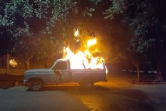 La camioneta de Alin, en pleno incendio tras el ataque