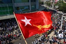 Decenas de miles de personas desafiaron la prohibición de manifestarse y volvieron a las calles por quinto día el miércoles. Foto: GETTY IMAGES