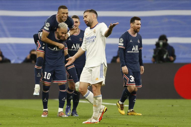 Mbappé subido sobre Neymar, autor de una asistencia magnífica. Foto: EFE
