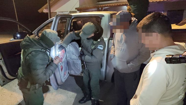 Los gendarmes descubrieron la mercadería escondida detrás de los paneles de las puertas del rodado. Foto: Gendarmería Nacional