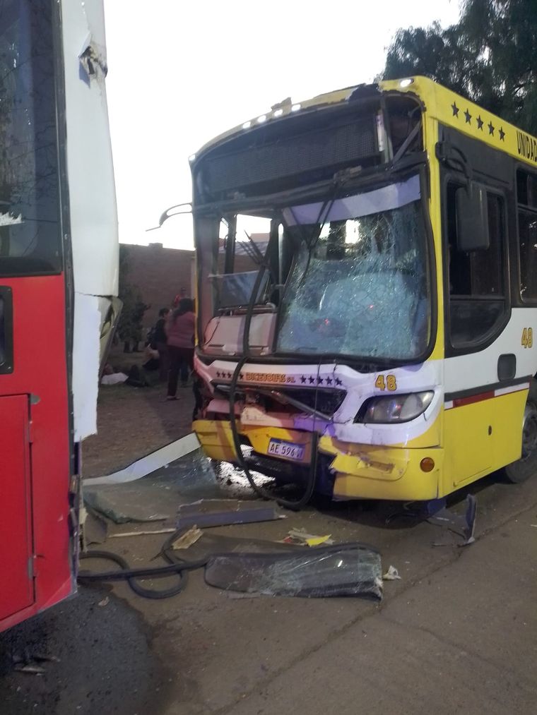 Así quedó la unidad de Dicetours tras impactar contra un colectivo este jueves. Foto: gentileza