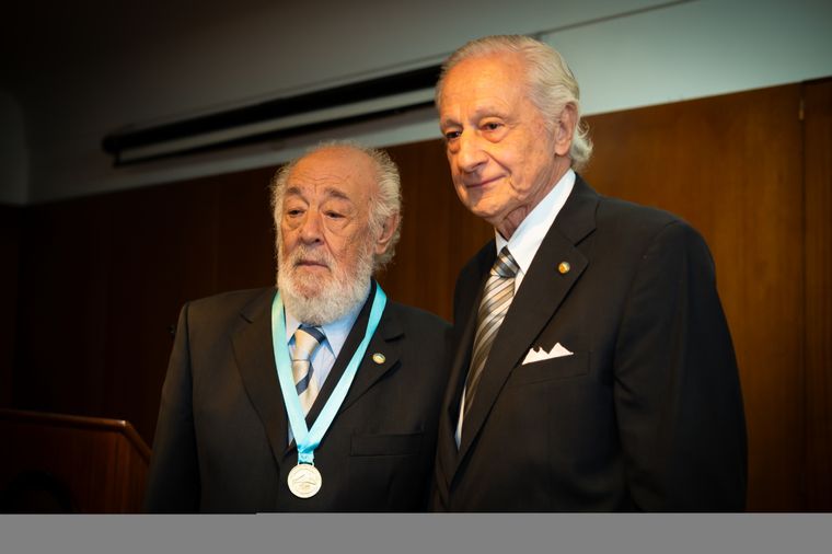 Ignacio Katz (izquierda) junto al rector de la universidad, Rolando Galli Rey. Foto: Universidad del Aconcagua