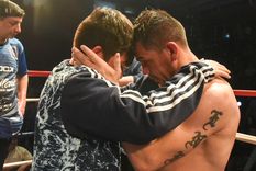 Juan Carlos Reveco y su hijo Joel tras perder por nocaut técnico en el Polimeni Foto: Juan Ignacio Blanco/MDZ