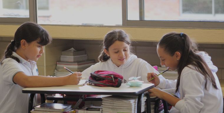 Las escuelas que son anfitrionas de alumnos extranjeros, llevan a cabo un programa de intercambio cultural genuino. Las escuelas que son anfitrionas de alumnos extranjeros, llevan a cabo un programa de intercambio cultural genuino.
