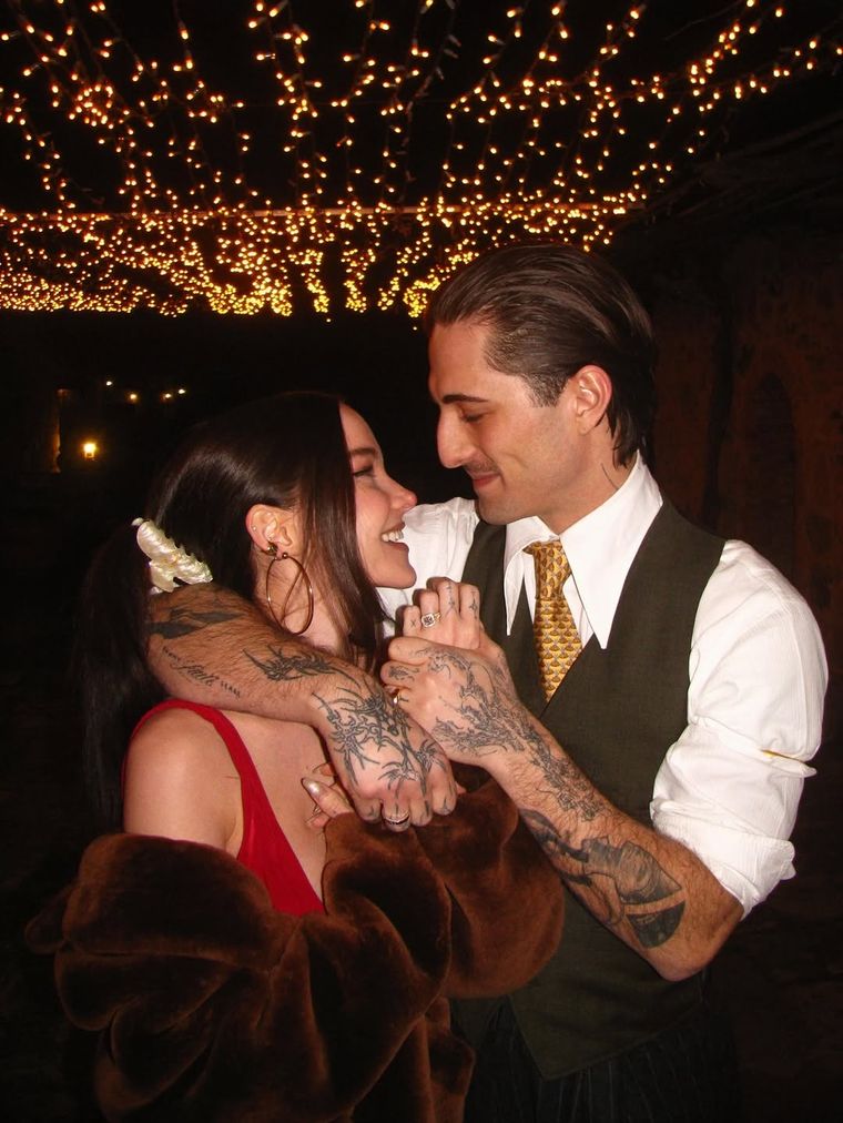 Dove Cameron y Damiano David anunciaron su compromiso.