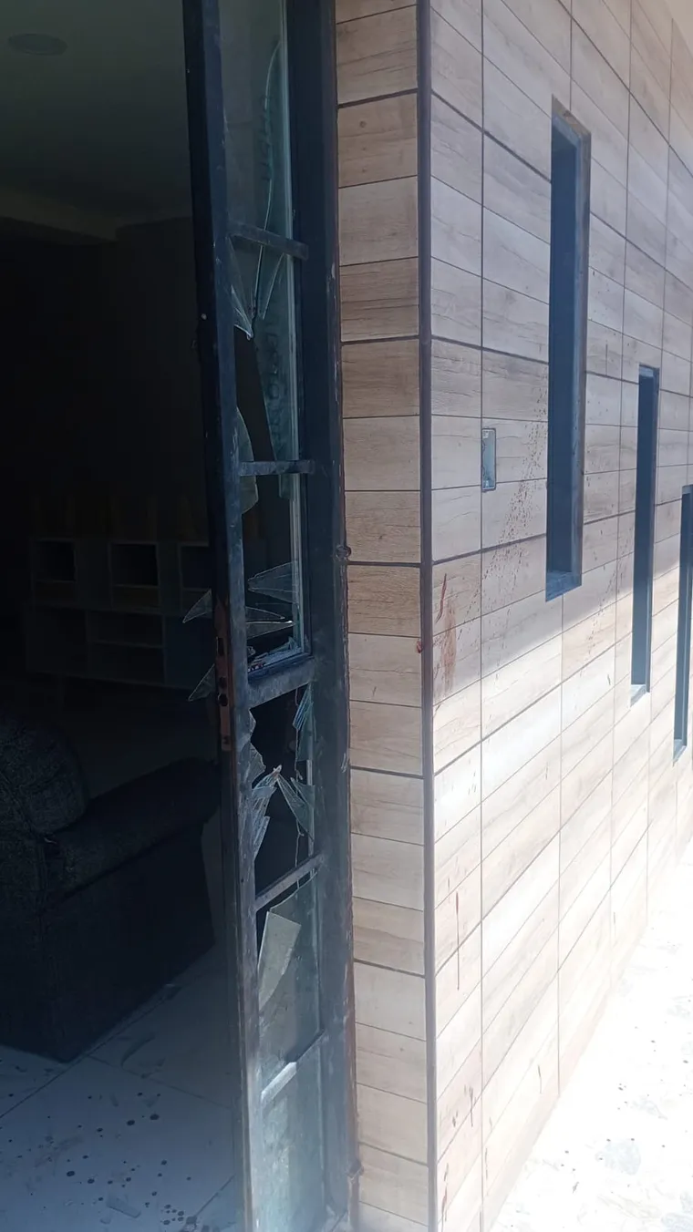 Los vidrios rotos y las paredes con sangre en la casa del sospechoso. Los vidrios rotos y las paredes con sangre en la casa del sospechoso.