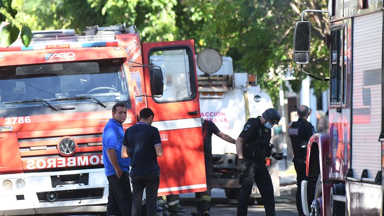 Un depósito y local ilegal de venta de pirotecnia y fuegos artificiales se incendió este lunes en Godoy Cruz. Un depósito y local ilegal de venta de pirotecnia y fuegos artificiales se incendió este lunes en Godoy Cruz.