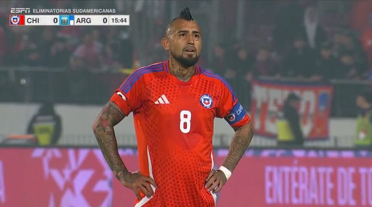 El gesto de resignación de Arturo Vidal tras el golazo de Julián Álvarez. El gesto de resignación de Arturo Vidal tras el golazo de Julián Álvarez.