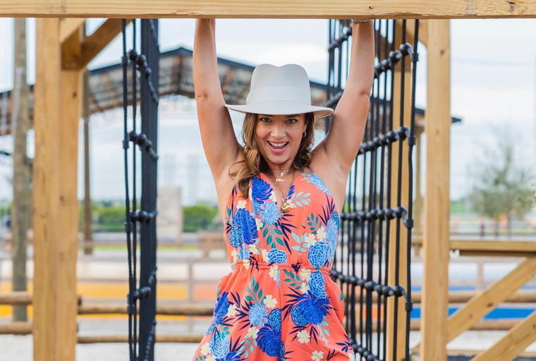 La estilosa Adamari López sabe cómo lucir su contundente figura. Foto: Instagram @adamarilopez