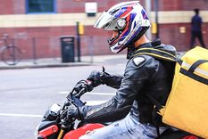 El delivery supuestamente era de comida, pero lo que repartía no daba hambre