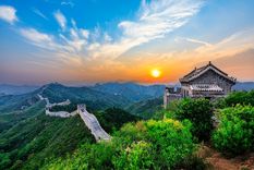 Vista aérea de un tramo de la Gran Muralla, una de las construcciones más emblemáticas del mundo, cuyo origen ha sido redefinido tras un reciente descubrimiento arqueológico en China. Foto: Shutterstock
