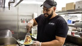 Alejandro Osorio, propietario del restaurante colombiano Arepa Lady en Nueva York, en una imagen de archivo de 2018.