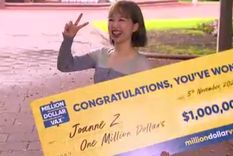 La ganadora, por supuesto, muy feliz. Foto: 7News.