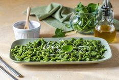 Receta de masa casera de pasta de espinacas saludable, nutritiva y lista en minutos.