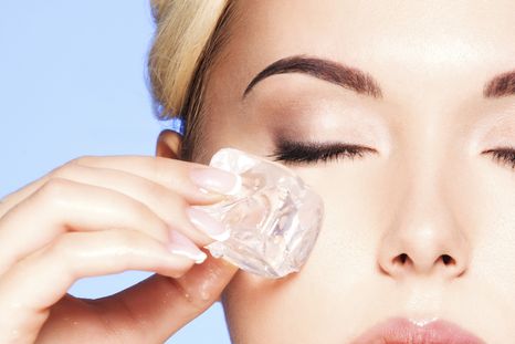 ¡En un abrir y cerrar de ojos! elimina las ojeras con hielo