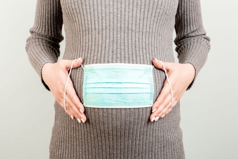 Las embarazadas deben cuidarse aún más del coronavirus ya que desarrollaría un síndrome similar a la preeclampsia