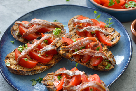 Esta receta de tosta de anchoas es muy popular en bares y tabernas españolas como tapa tradicional. Esta receta de tosta de anchoas es muy popular en bares y tabernas españolas como tapa tradicional.
