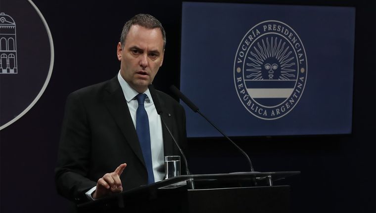 Manuel Adorni se mostró ofuscado en la conferencia de prensa Foto: Presidencia