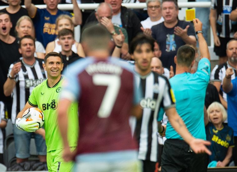 Dibu Martínez recibió una amarilla por la jugada. Foto: EFE